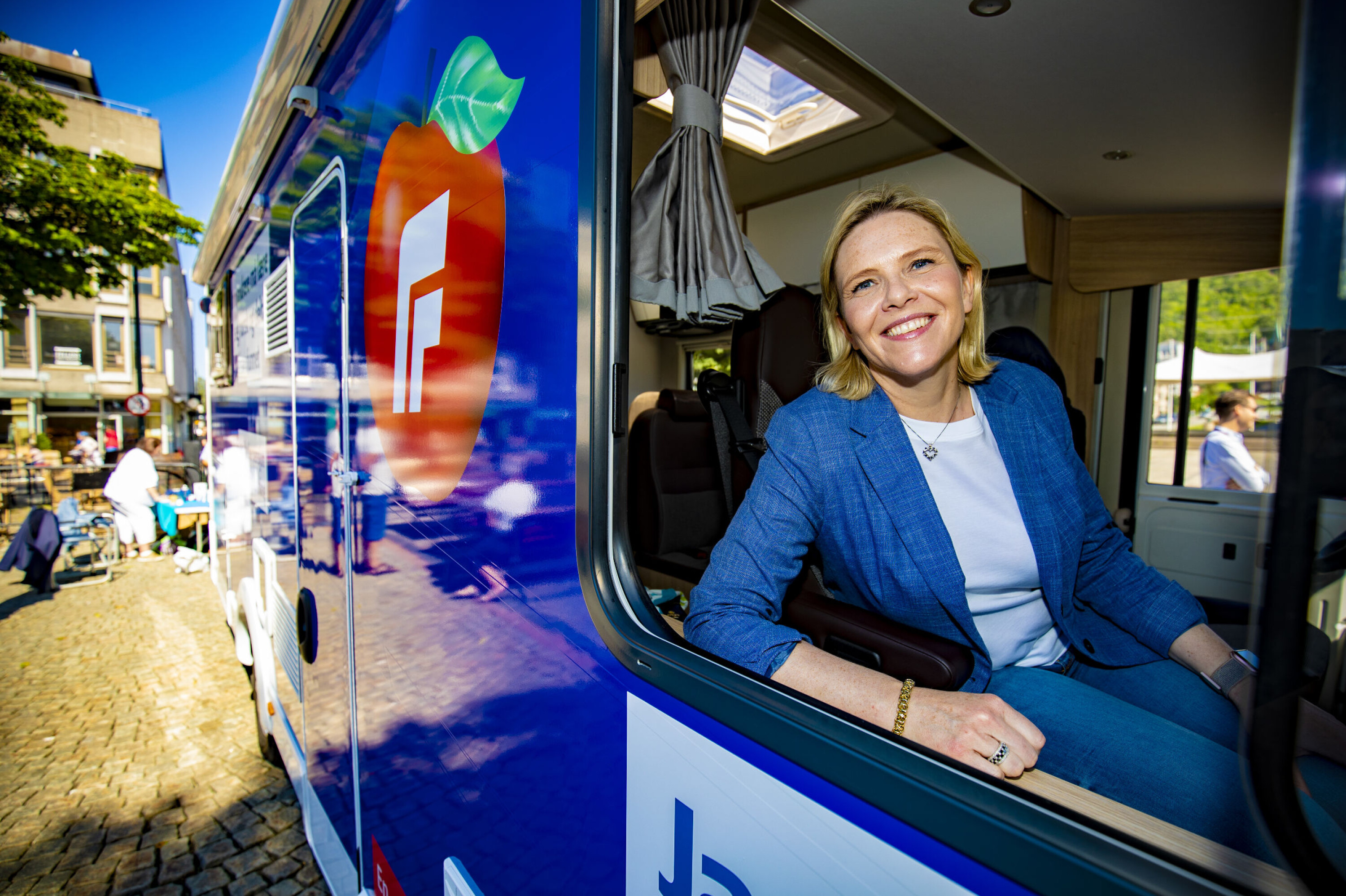 PÅ VEIEN: Frp-leder Sylvi Listhaug frir til velgerne på fire hjul i sommer.