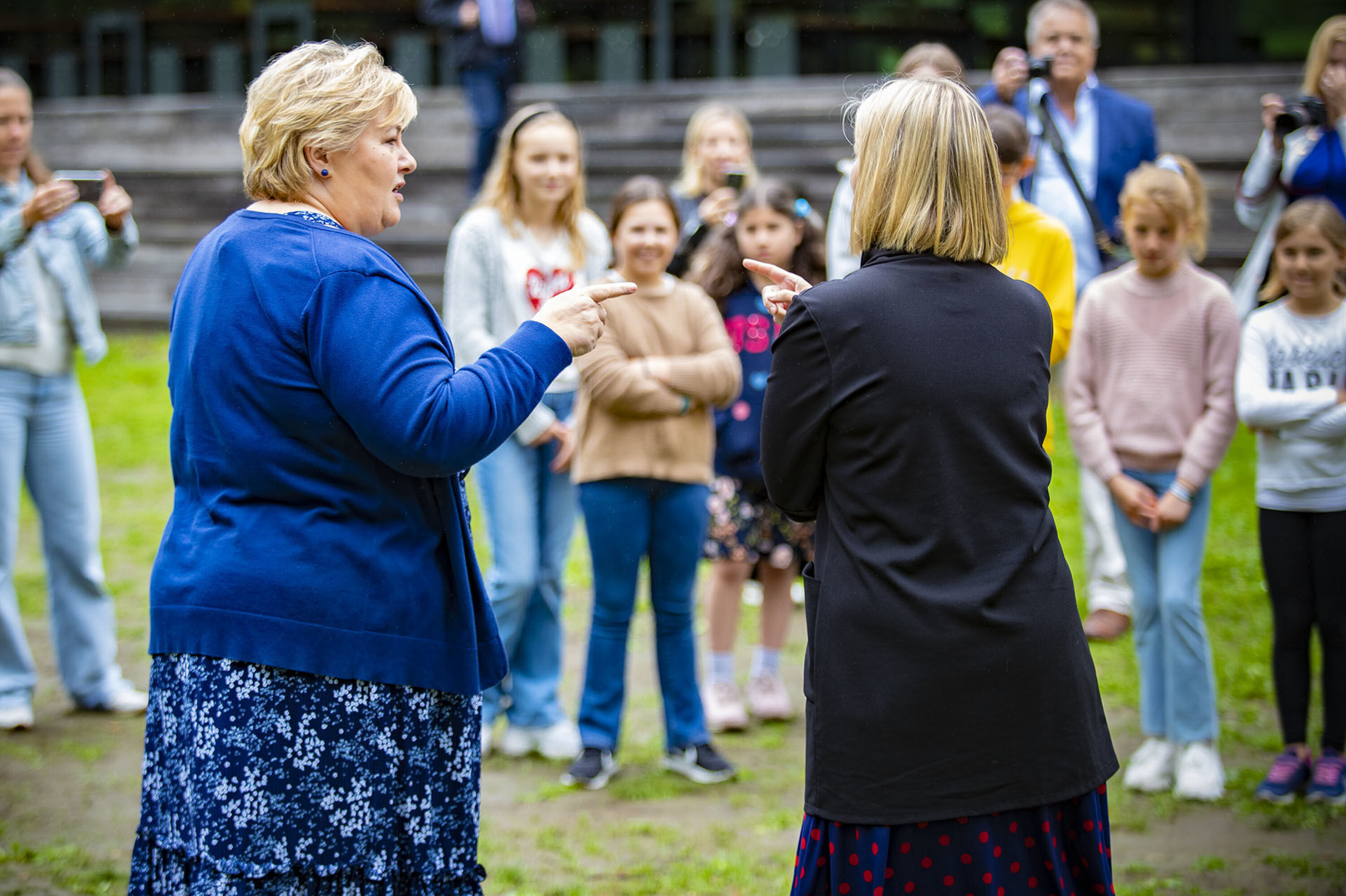 SANG, SPØRSMÅL OG SKRYT: Elevene på sommerskolen i Drammen fikk statsminister Erna Solberg og kunnskapsminister Guro Melby med på leken.