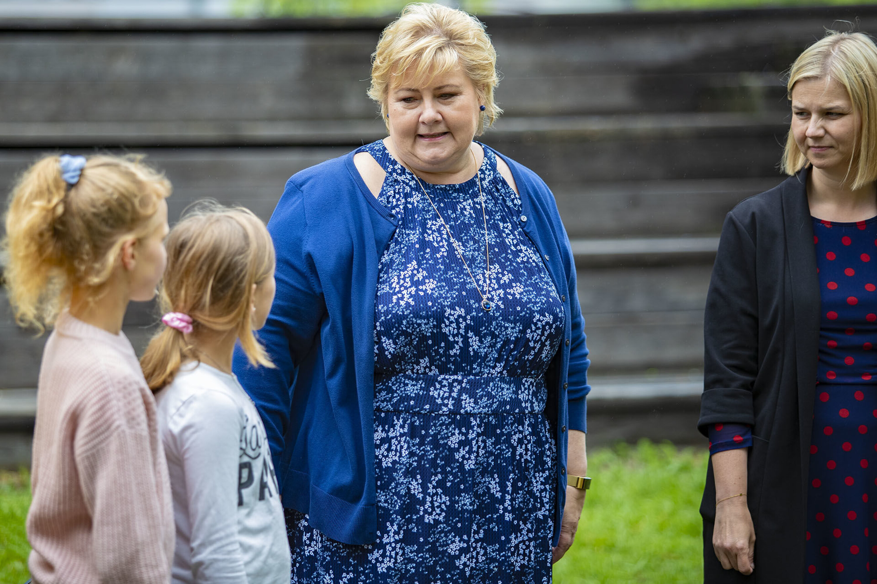 FIKK SPØRSMÅL: Flere av barna lot ikke anledningen gå fra seg, og ville vite både det ene og det andre om hva en statsminister driver med.