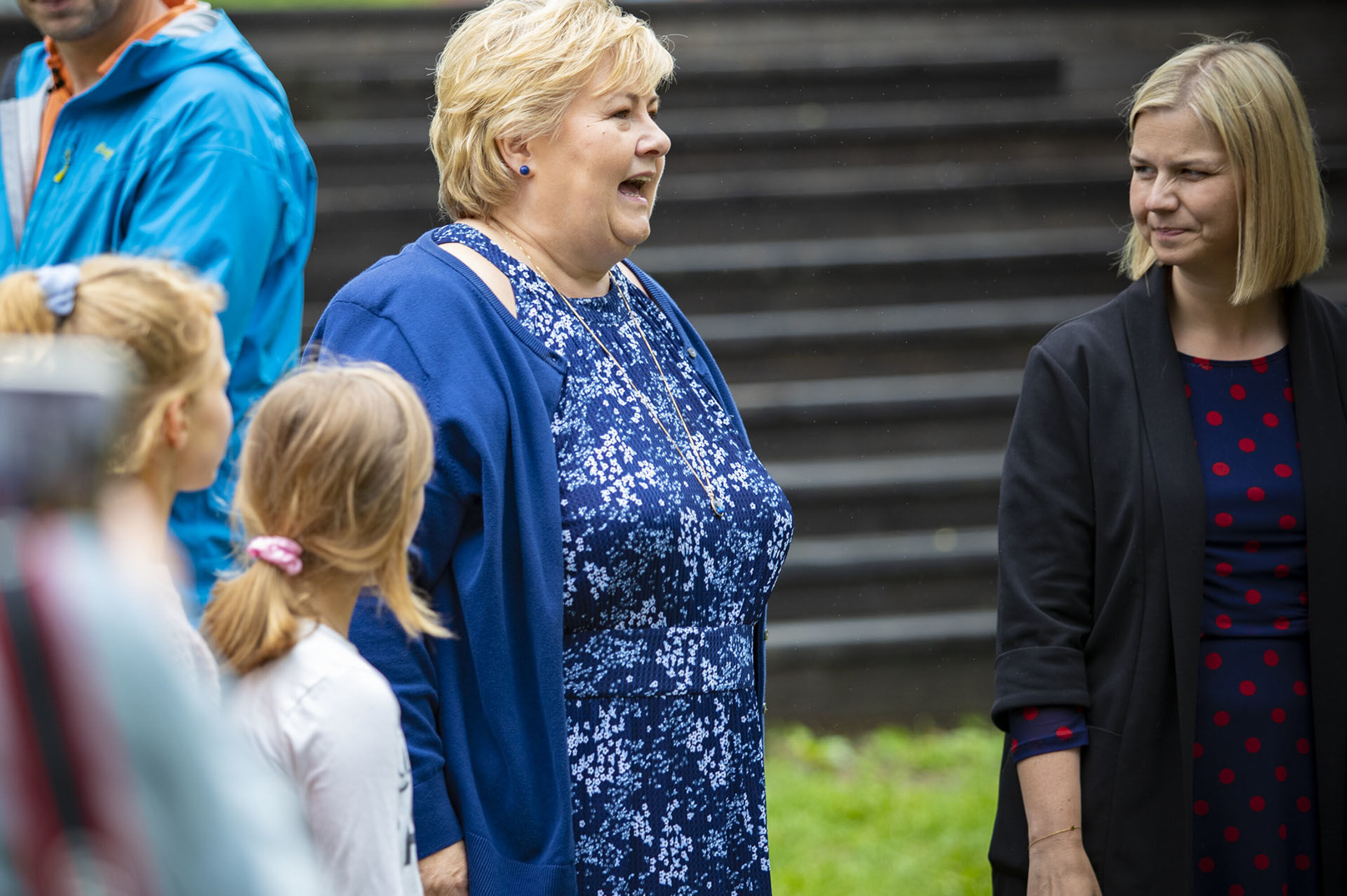 FIKK SVAR: Statsministeren måtte blant annet forklare hvorfor politiet måtte være med på tur, og elevene fikk svar.