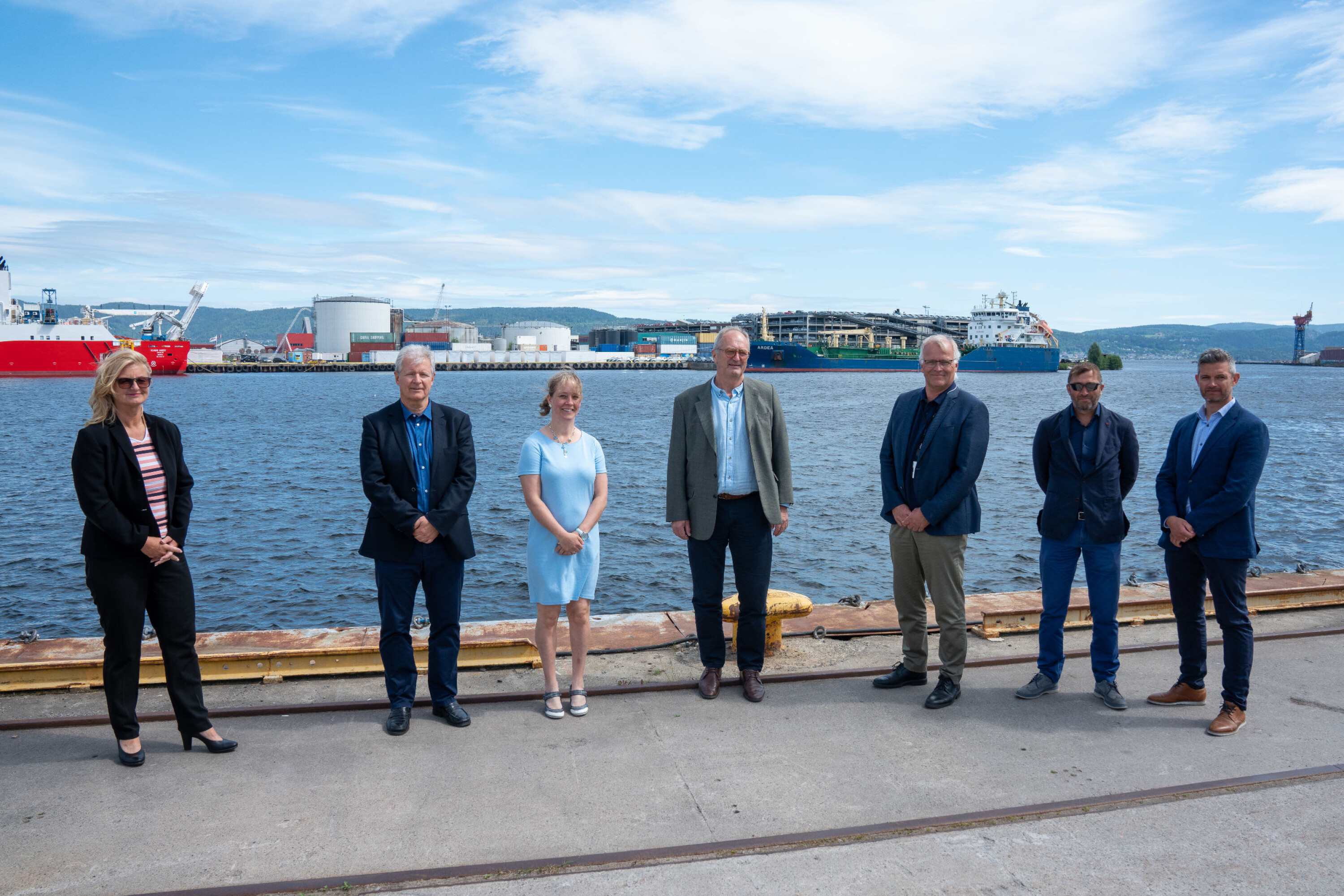 KLARE TIL START: Fra venstre: Ann-Christin Andersen (Styreleder, Drammen havn), Jarle N. Hansen (teknisk sjef, Drammen havn), Gudveig Bellen Nordahl (HMS-leder, Drammen havn), Arild Moe (Administrerende direktør, NRC Group Norge), Erdil Kenar (prosjektleder, NRC Group Norge) og Peter Sundbø Norreen (prosjektsjef, NRC Group Norge).