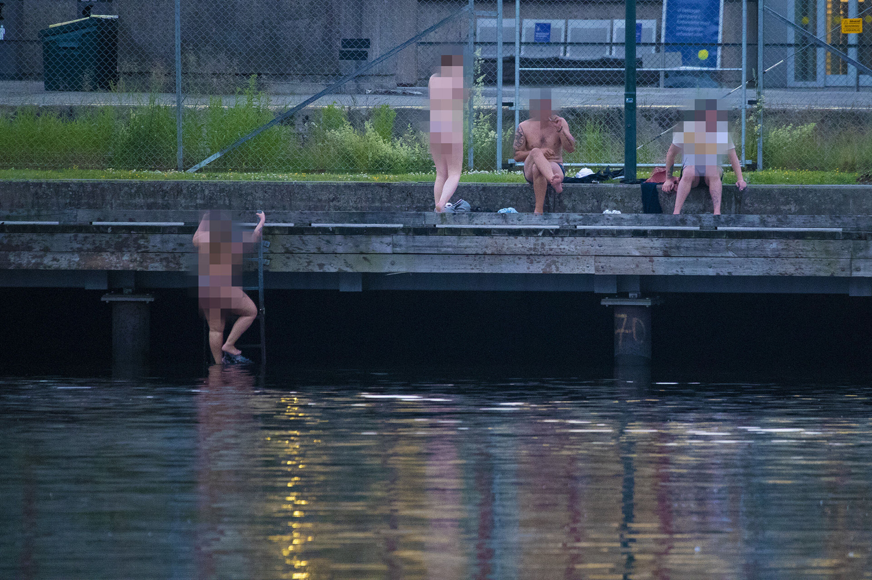 Badenymfer på nattlig svømmetur i elva forårsaket full utrykning