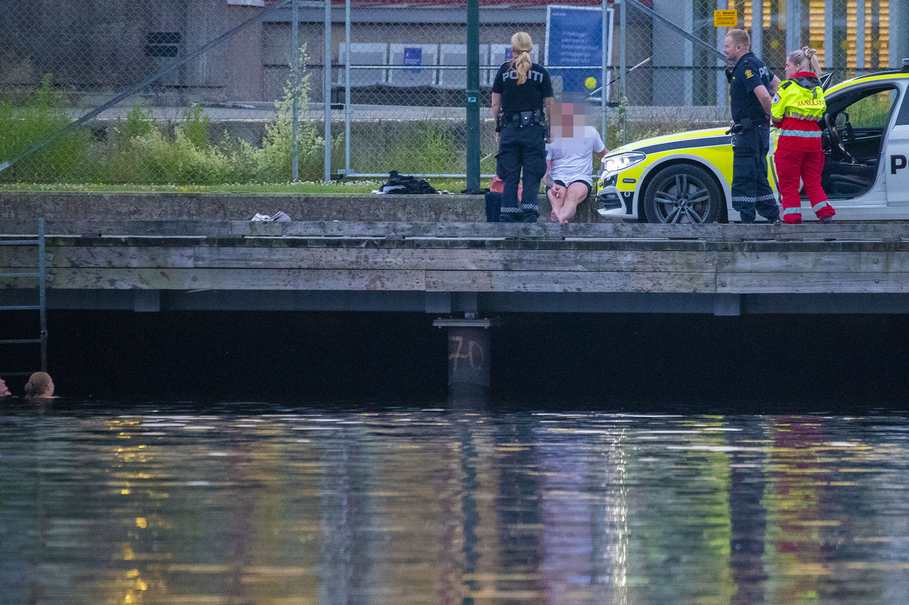 Badenymfer på nattlig svømmetur i elva forårsaket full utrykning
