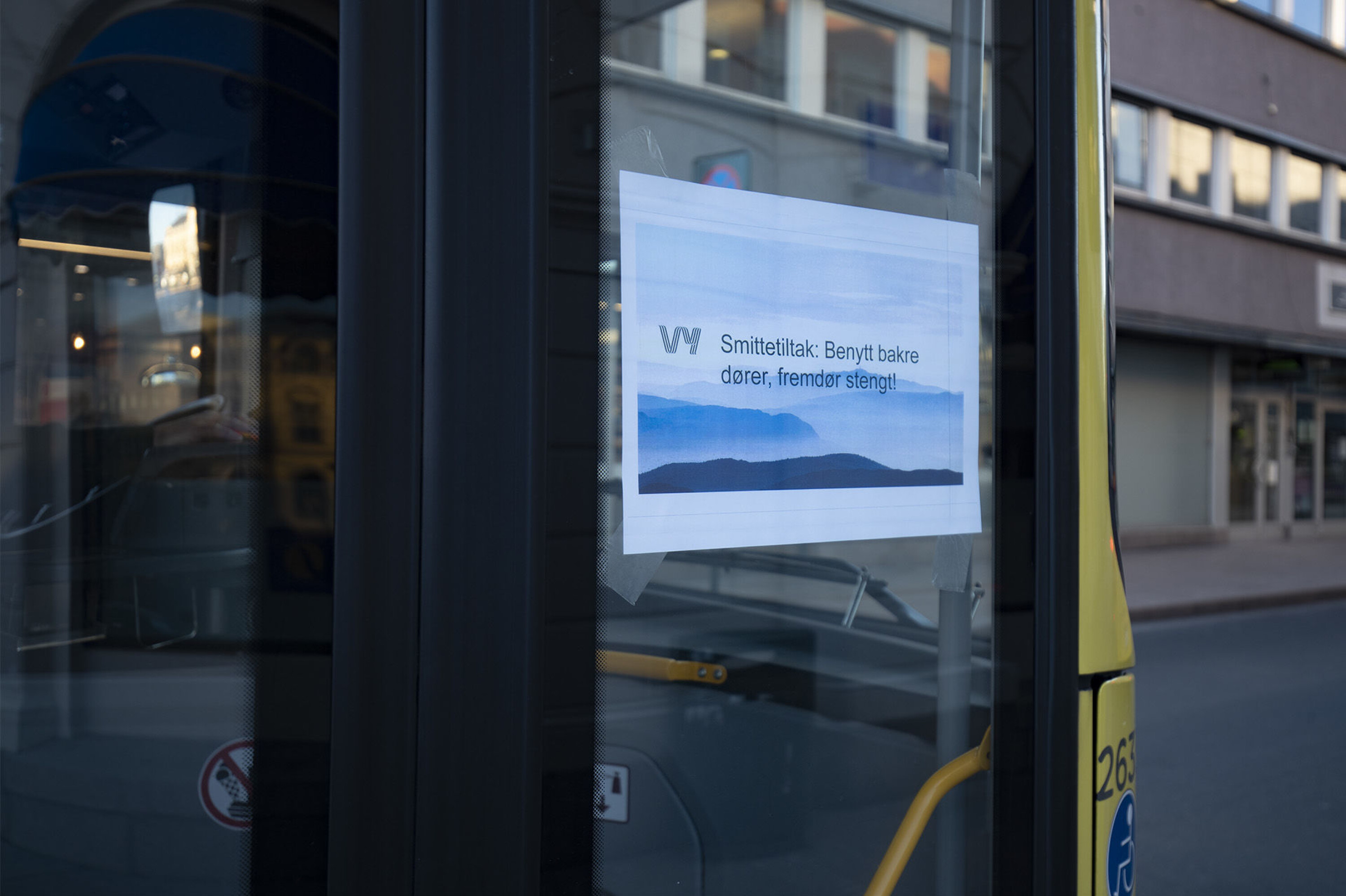 HAR VÆRT STENGT: Lenge har fordørene vært helt stengt under pandemien, hvilket har ført til liten kontroll med billetter og påstigende.