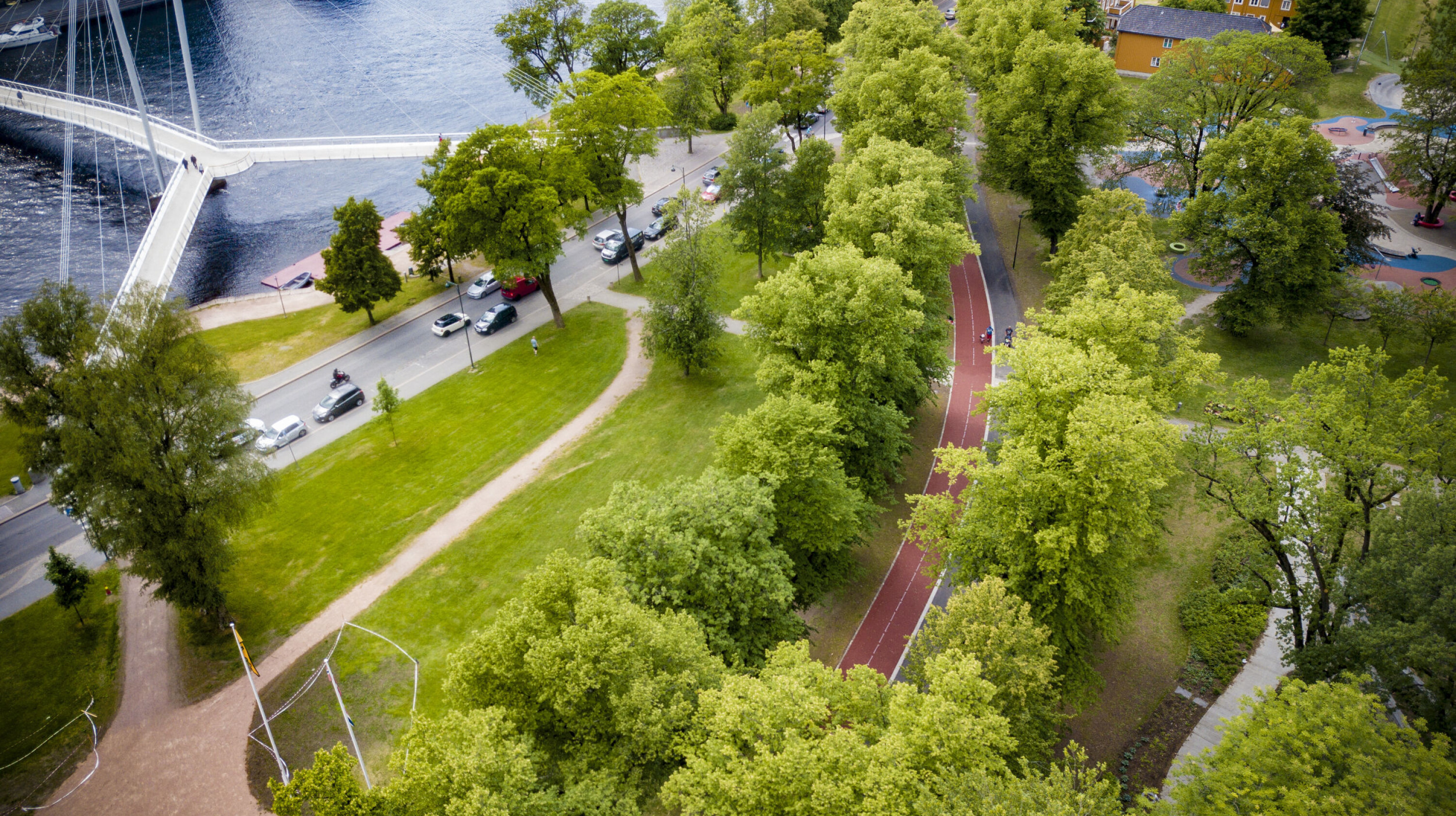 PREGER BYBILDET: En «rød løper» slynger seg nå mellom høyreiste trekroner i parken.