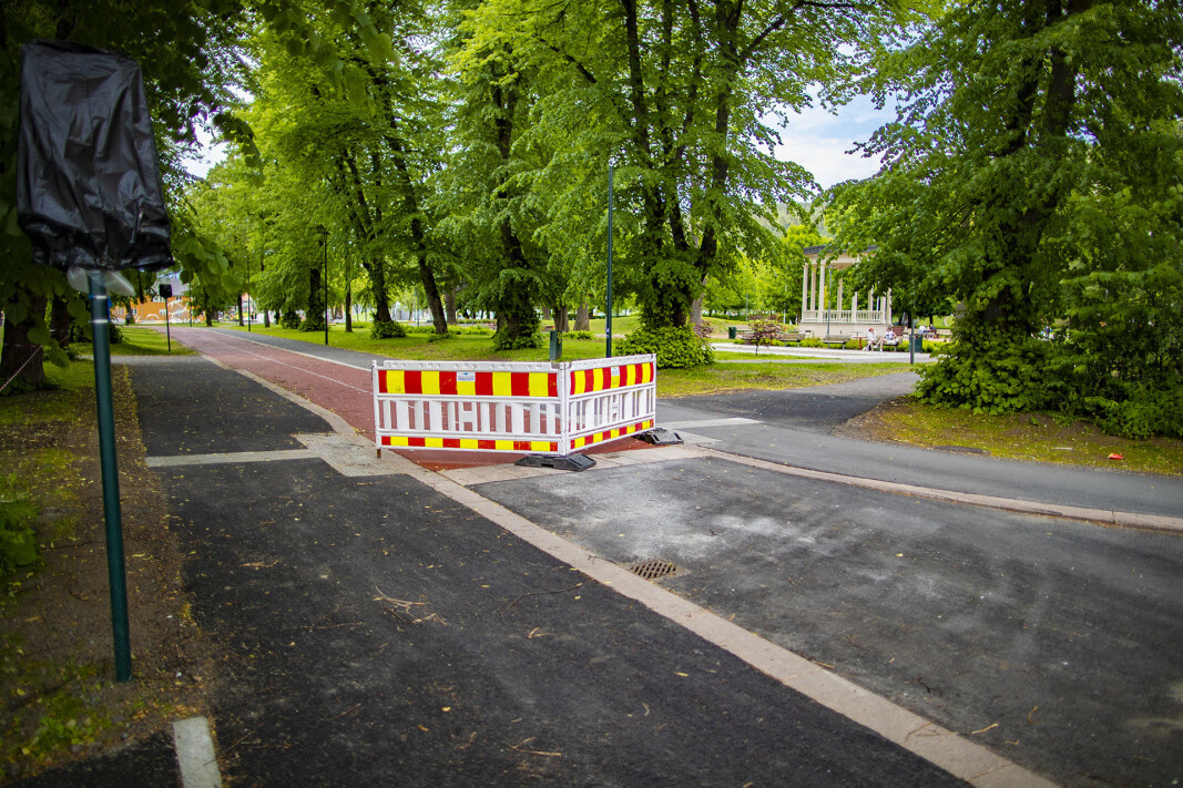 <span class=" italic" data-lab-italic_desktop="italic"><span class=" font-weight-bold" data-lab-font_weight_desktop="font-weight-bold">NÅ FJERNES SPERRINGENE: </span>Her fra Park retning mot lekeparken.</span> <span class=" italic" data-lab-italic_desktop="italic"><span class=" font-weight-bold" data-lab-font_weight_desktop="font-weight-bold">NÅ FJERNES SPERRINGENE: </span>Her fra Park retning mot lekeparken.</span>