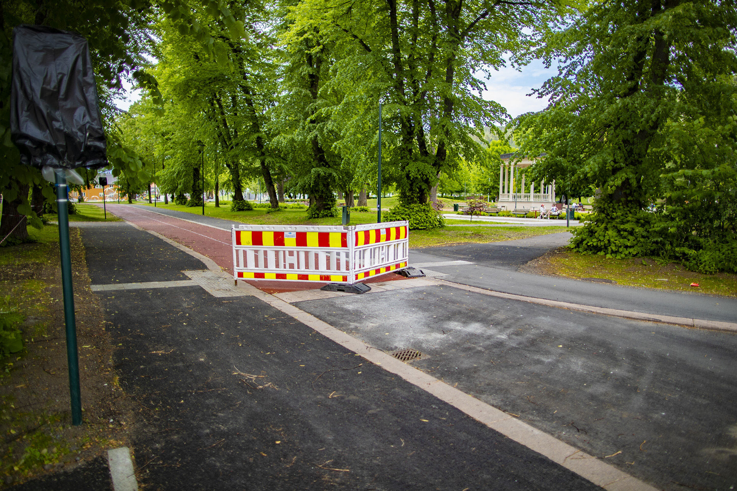 NÅ FJERNES SPERRINGENE: Her fra Park retning mot lekeparken.