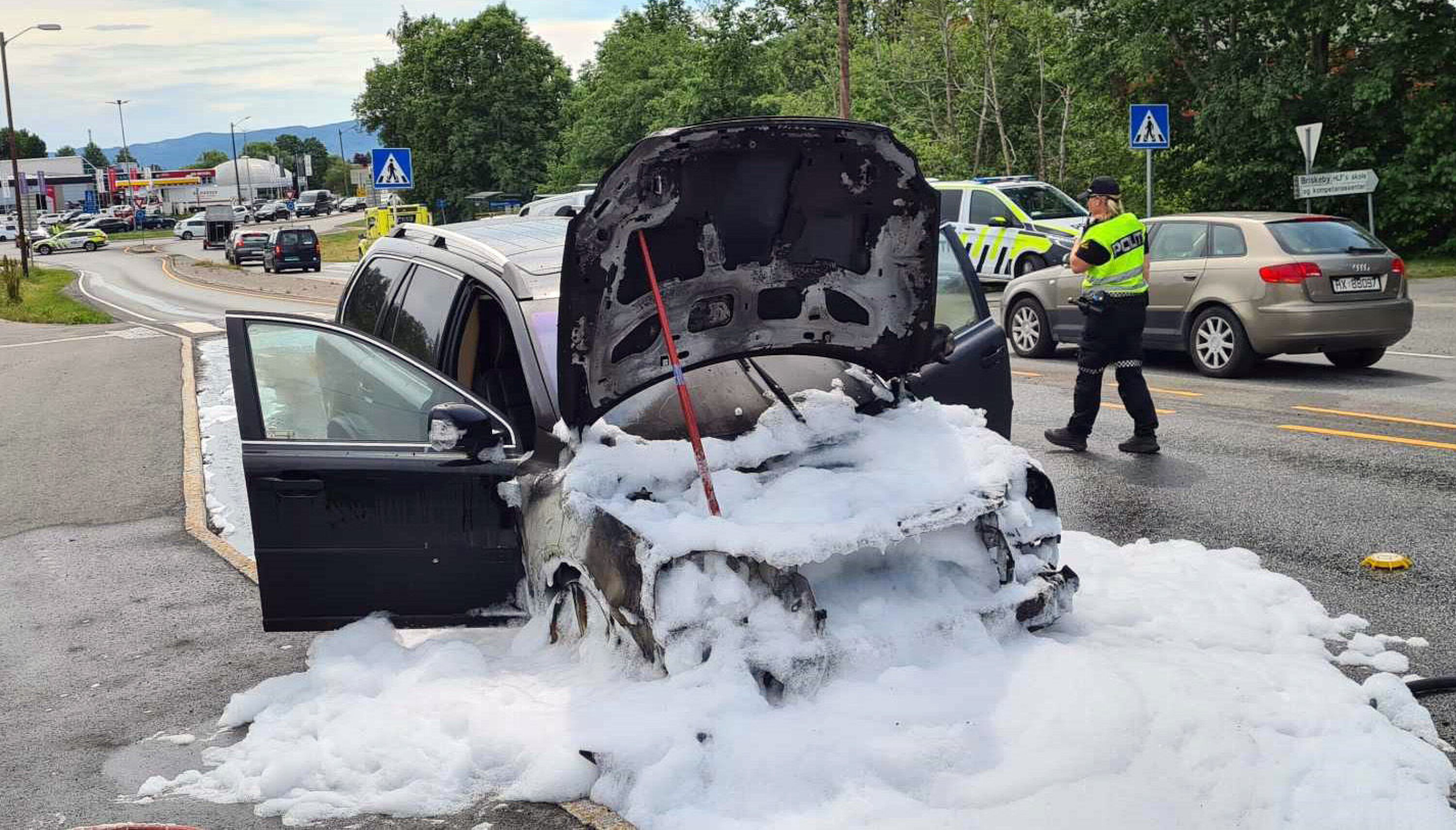TOTALSKADET: Volvoen fikk store skader før brannen ble slukket.