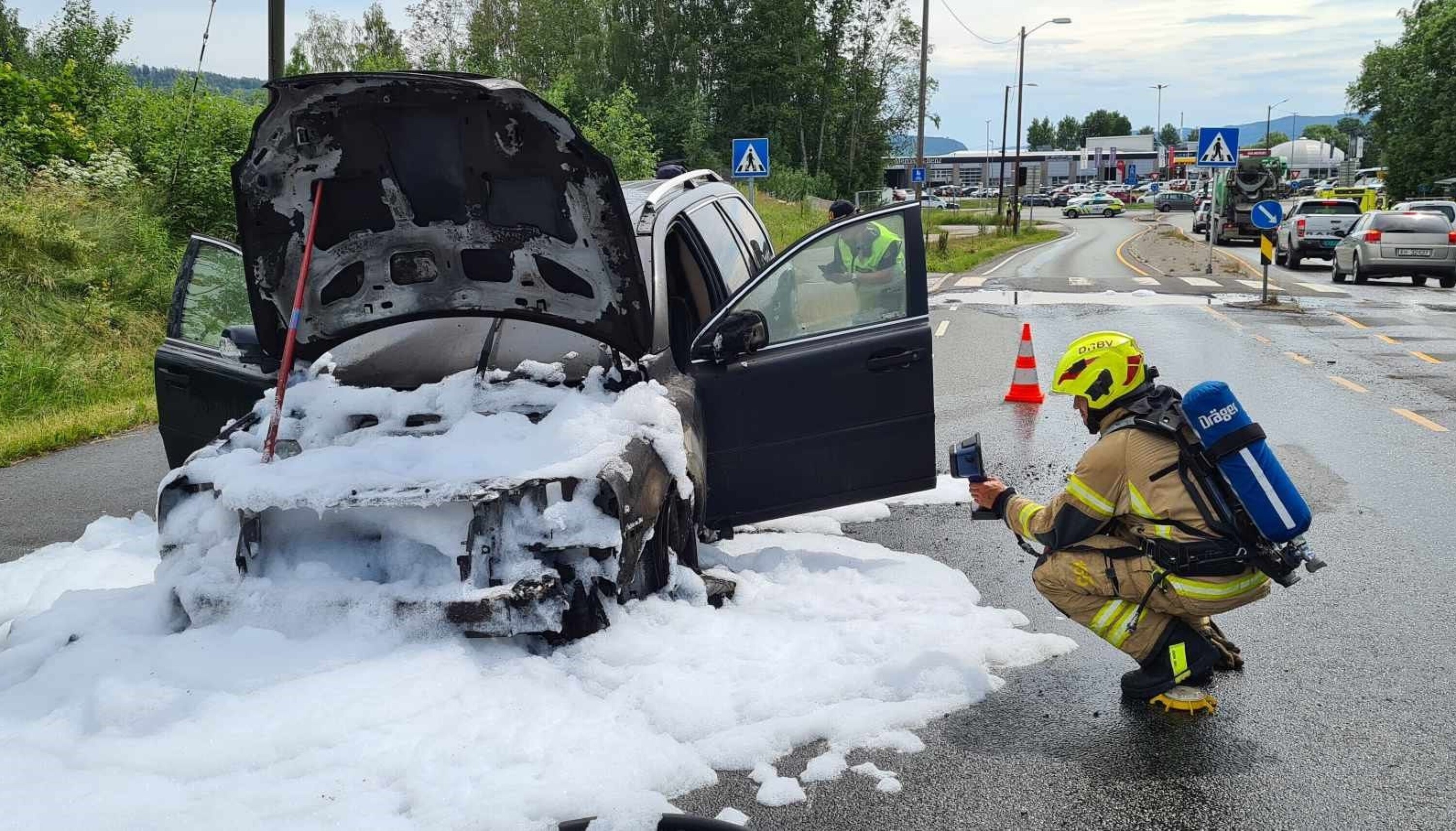 Trafikktrøbbel etter bilbrann på Kjellstad