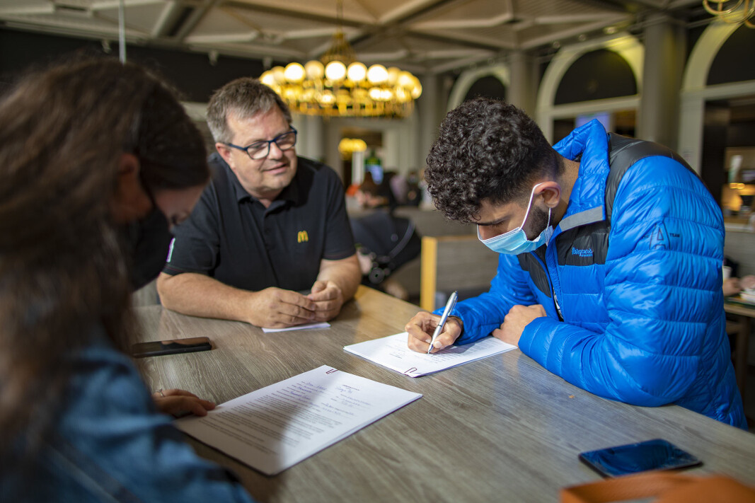AVTALE: Dulzan Hasan fra Åssiden signerer her kontrakten for sin første sommerjobb med McDonalds-sjef Rune Larsen. AVTALE: Dulzan Hasan fra Åssiden signerer her kontrakten for sin første sommerjobb med McDonalds-sjef Rune Larsen.