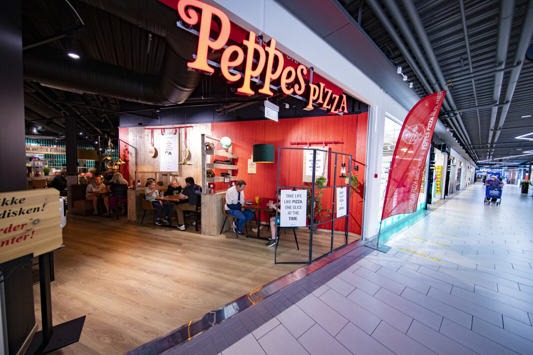<span class=" italic" data-lab-italic_desktop="italic"><span class=" font-weight-bold" data-lab-font_weight_desktop="font-weight-bold">FRA SENTERET:</span> Inngangen til restauranten er fra 1. etasje i senteret, og følger samme åpningstider som Coop - 2100 på hverdager og 1900 i helgene.</span> <span class=" italic" data-lab-italic_desktop="italic"><span class=" font-weight-bold" data-lab-font_weight_desktop="font-weight-bold">FRA SENTERET:</span> Inngangen til restauranten er fra 1. etasje i senteret, og følger samme åpningstider som Coop - 2100 på hverdager og 1900 i helgene.</span>