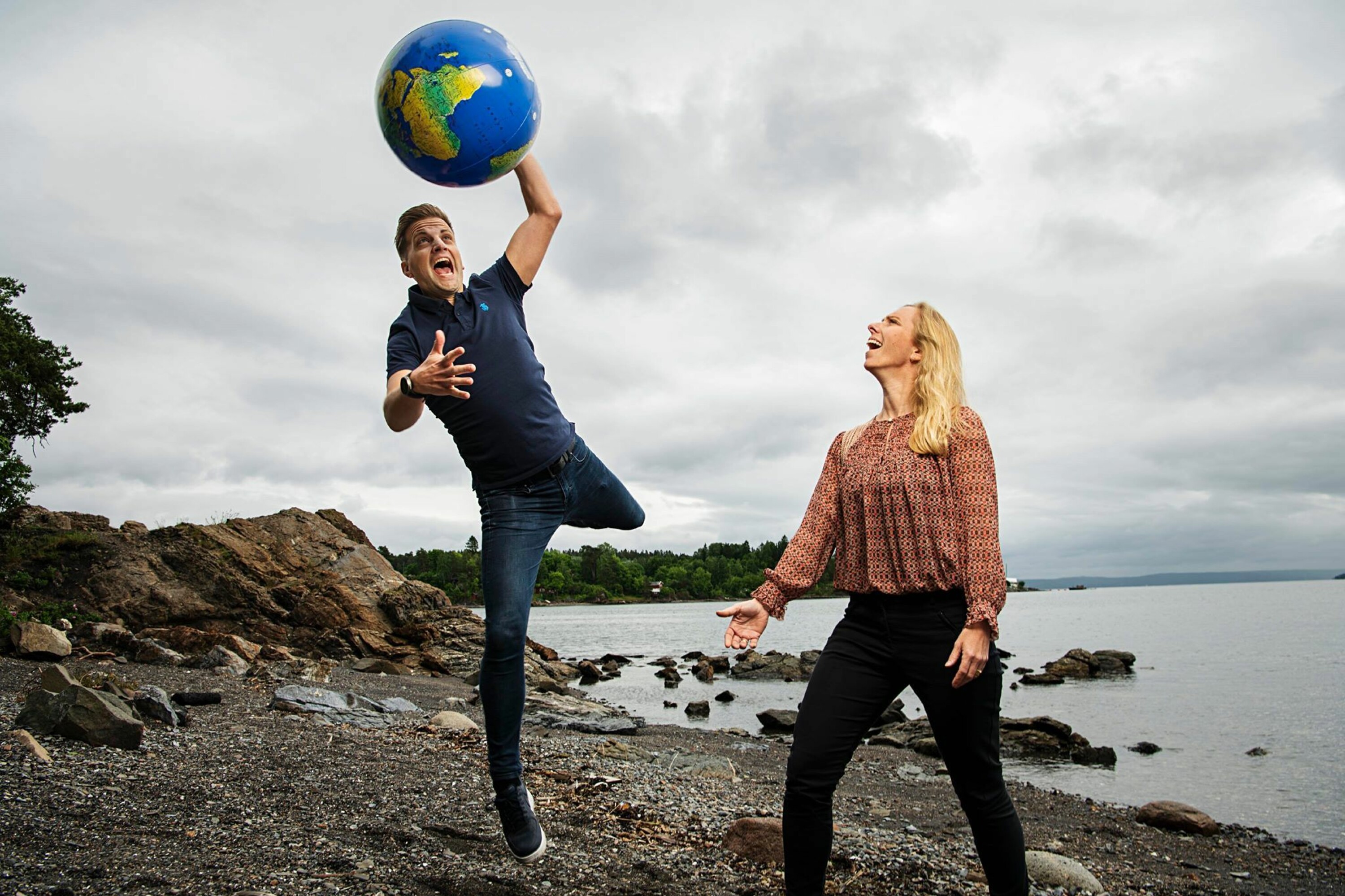 Andreas Handeland og Hilde Øverby i If og Europeiske Reiseforsikring er godt fornøyd med å bli tildelt terningkast 6 for tredje gang på rad i Norsk Familieøkonomis store reiseforsikringstest.