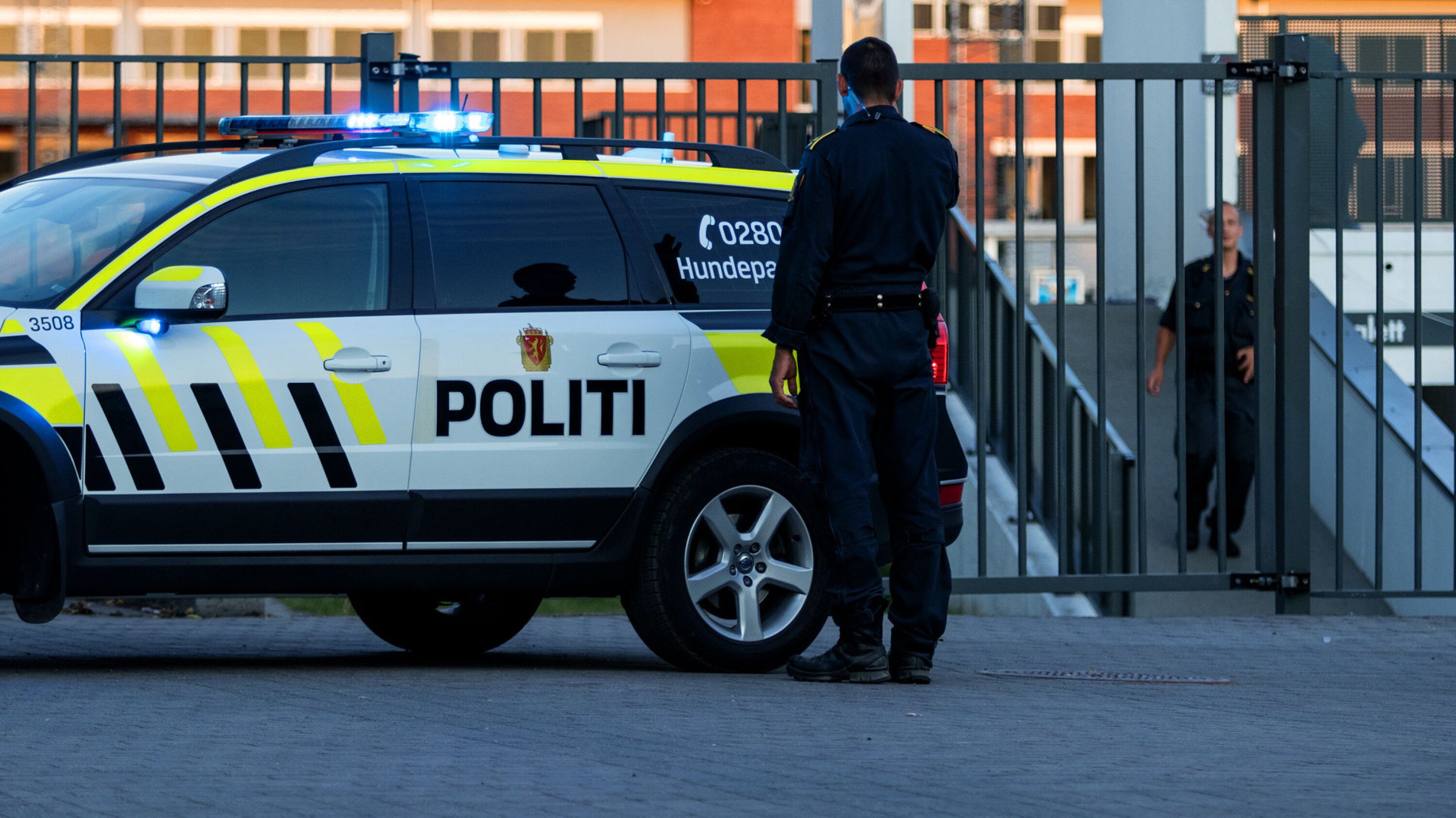 Politiet på Drammenbadet. Bildet er tatt ved en tidligere anledning.