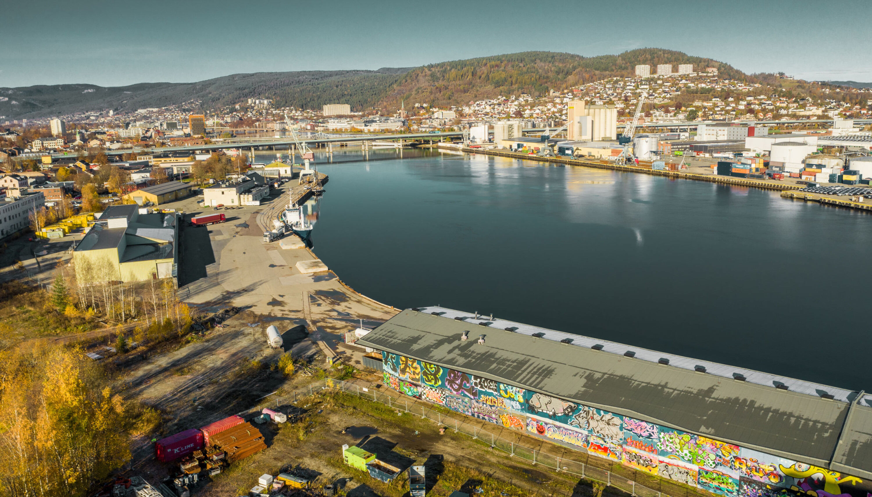 I DAG: Slik ser det ut på Tangenkaia i dag. Det rundt regnet 100 mål store området er langstrakt og omfatter en ca. 1 km lang kaifront. Målet er å gjøre kaifronten og området ellers enda mer tilgjengelig for byens innbyggere og besøkende.