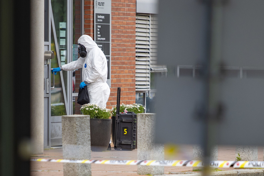 <span class=" italic" data-lab-italic_desktop="italic"><span class=" font-weight-bold" data-lab-font_weight_desktop="font-weight-bold">TOK INGEN SJANSER: </span>Her er politiets bombegruppe på vei inn for å undersøke.</span> <span class=" italic" data-lab-italic_desktop="italic"><span class=" font-weight-bold" data-lab-font_weight_desktop="font-weight-bold">TOK INGEN SJANSER: </span>Her er politiets bombegruppe på vei inn for å undersøke.</span>