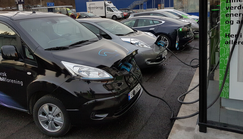 Frykter ladekaos - to av tre nye biler er elektriske