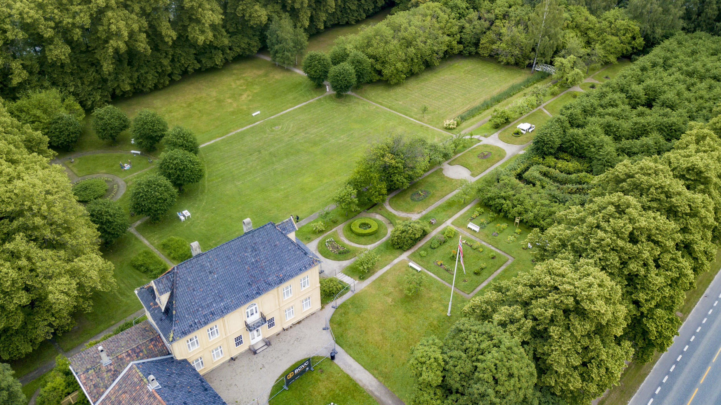 GULSKOGEN GÅRD: Skattejakten foregår i hovedsak her.