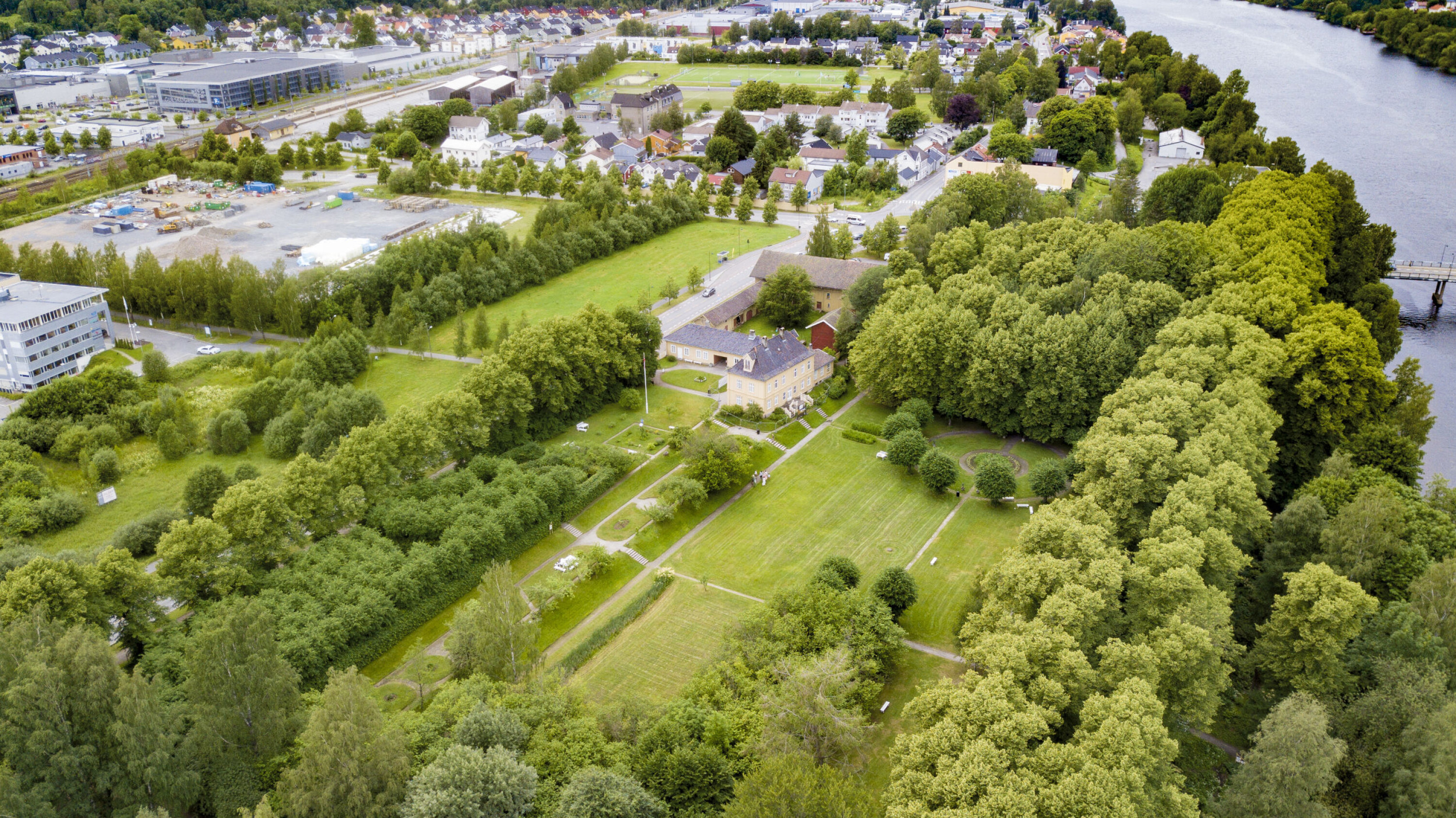 GULSKOGEN: Skattejakten foregår i området fra Gulskogen Senter (øverst til venstre) og til Gulskogen Gård (i forgrunnen).