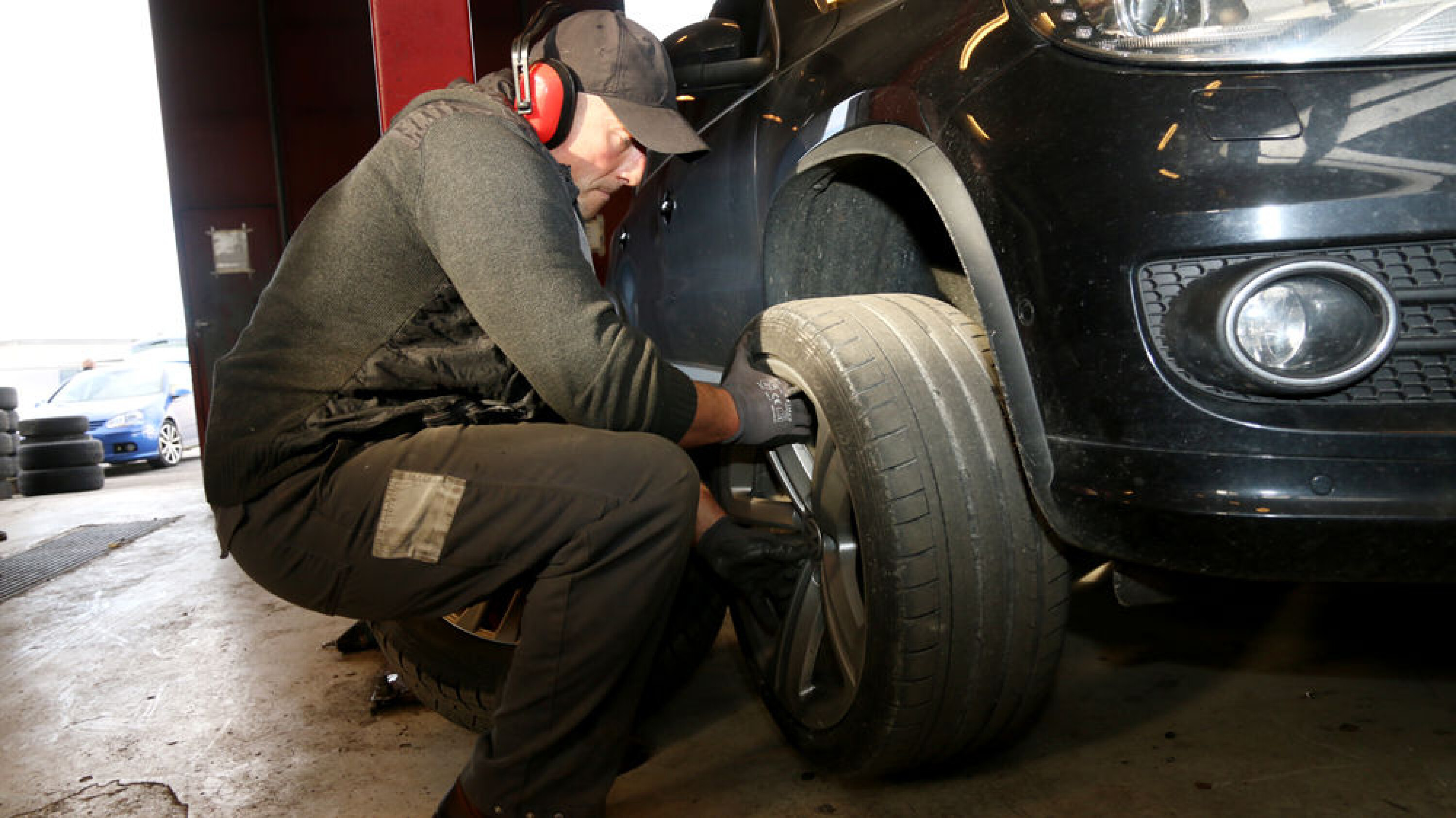 OVERLAT HJULSKIFT TIL EKSPERTENE: Er du usikker på fremgangsmåten ved hjulskift bør du overlate jobben til dem som kan det. Eiker Motorshop har seks profesjonelle som gjør jobben for deg raskt og riktig.