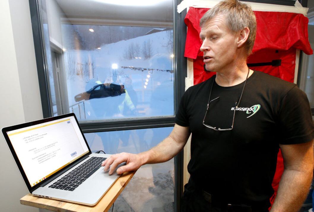 - Det avdekkes ofte kald trekk i overgangen mellom tak og vegger, vegg og gulv og ofte også rundt dører og vinduer. Men uten utstyr og erfaring, er det ikke enkelt å peile ut eksakte svakhetspunkter. Byggsjekk1 kan gi deg svaret. Det er ikke noe poeng å skifte ut hele veggen når du med enkle grep kan stoppe luftlekkasjen på stedene som har mangler, forteller Hæhre. - Det avdekkes ofte kald trekk i overgangen mellom tak og vegger, vegg og gulv og ofte også rundt dører og vinduer. Men uten utstyr og erfaring, er det ikke enkelt å peile ut eksakte svakhetspunkter. Byggsjekk1 kan gi deg svaret. Det er ikke noe poeng å skifte ut hele veggen når du med enkle grep kan stoppe luftlekkasjen på stedene som har mangler, forteller Hæhre.