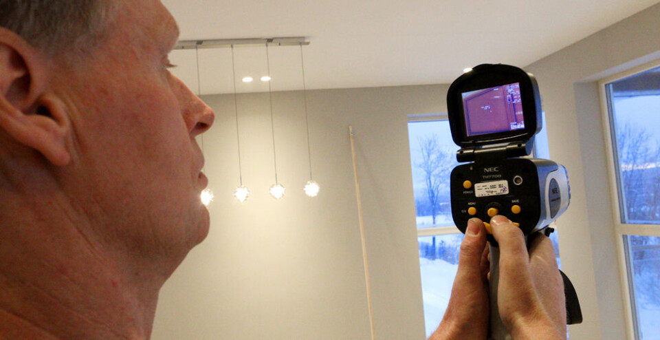 POTENSIELLE PROBLEMOMRÅDER: Her viser Hæhre hvordan et termografikamera kan brukes. Områder med mørke farger på kameraskjermen avdekker steder med luftlekkasjer.