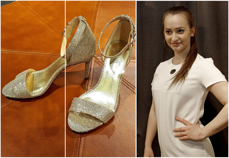 KLASSISK OG ELEGANT: Flotte pensko i metallisk gull fra Michael Kors (1299,-/ Shoe Gallery) i kombinasjon med kjole fra Lindex (299,-).
