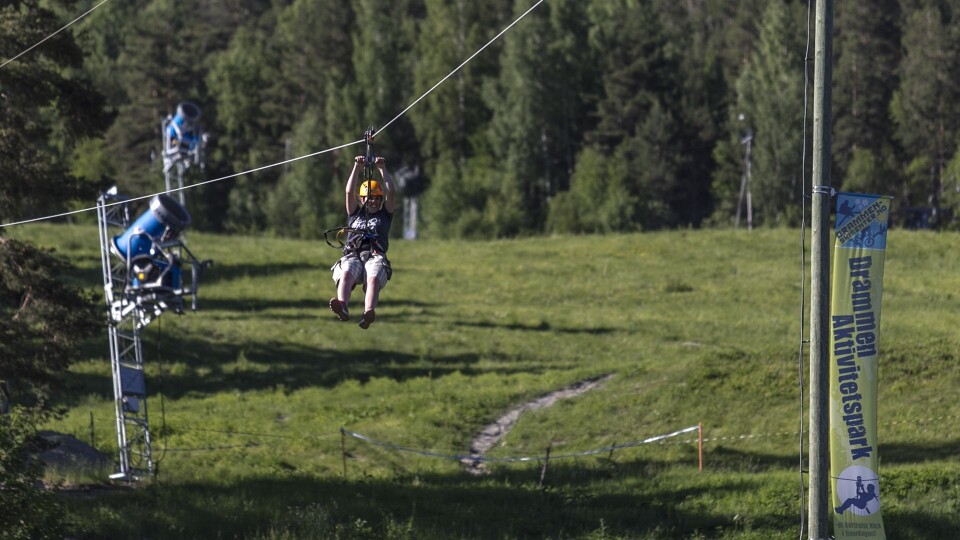 KRIBLENDE MORO: En annerledes utfordring ute i naturen! Høyt over bakken svever du, med hastigheter opptil 75 km/t i denne Speedy Zip-linen.