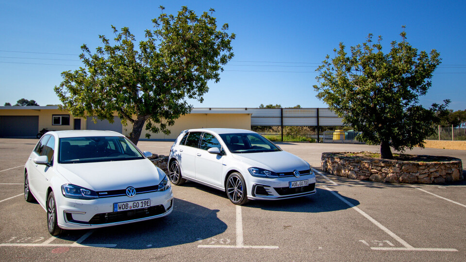 E-GOLF OG GOLF GTE: Bensinhybriden til høyre har en hakket mer aggressiv front enn sitt helelektriske søsken.