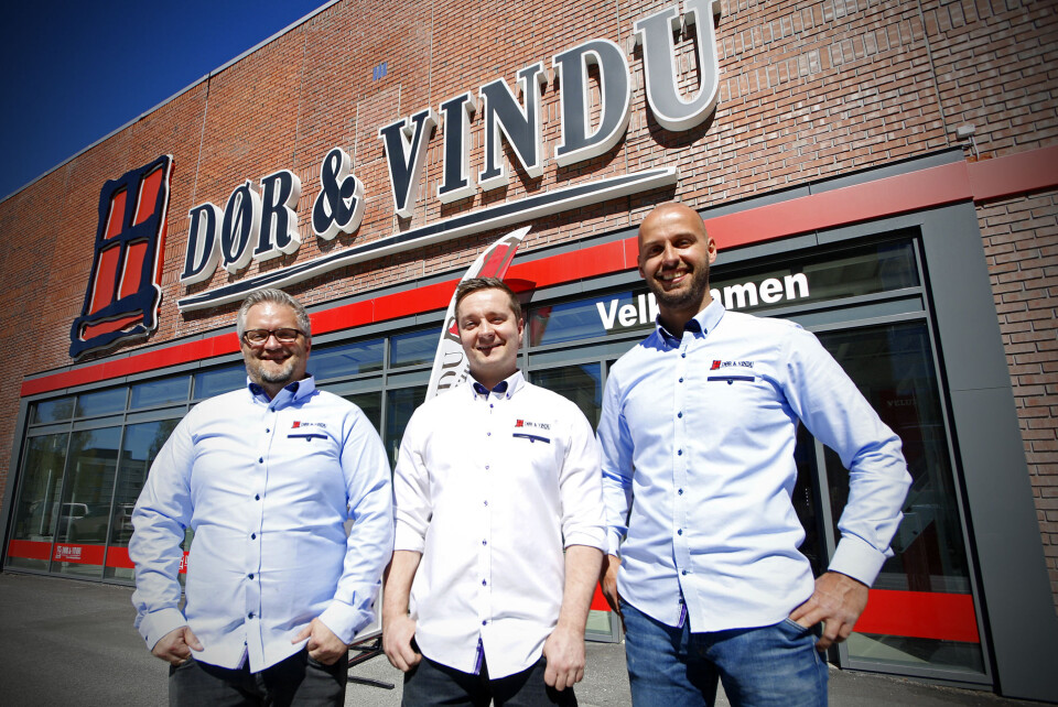 TA KONTAKT: Er det noe du lurer på i forbindelse med dør og vindu, er det bare å ta kontakt. Hos «Dør & Vindu» i Drammen tilbys kunder god hjelp fra erfarne spesialister. F.v. John Tore Øy, Rafal Dydush og Thomas Messel. I tillegg til dører og vinduer, føres også det meste av tilbehør, alt fra listsett til dører, håndtak, knopper til haspen.