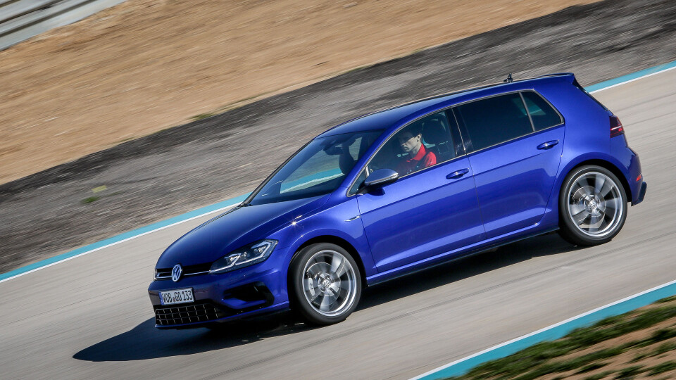 GOLF R: Testkjøringen ble lagt til bane istedenfor landeveien for at bilens egenskaper skulle komme til sin rett.