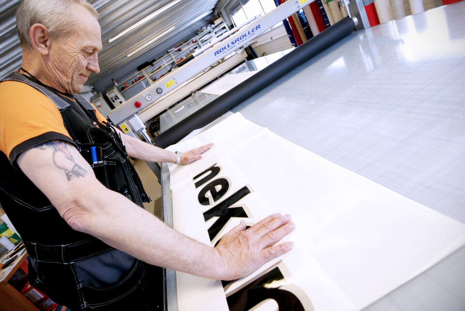 Med rollover-bordet oppnår man et supert sluttresultat. Her har man muligheten til å legge folie på alle typer materialer med en super finish og kvalitet.