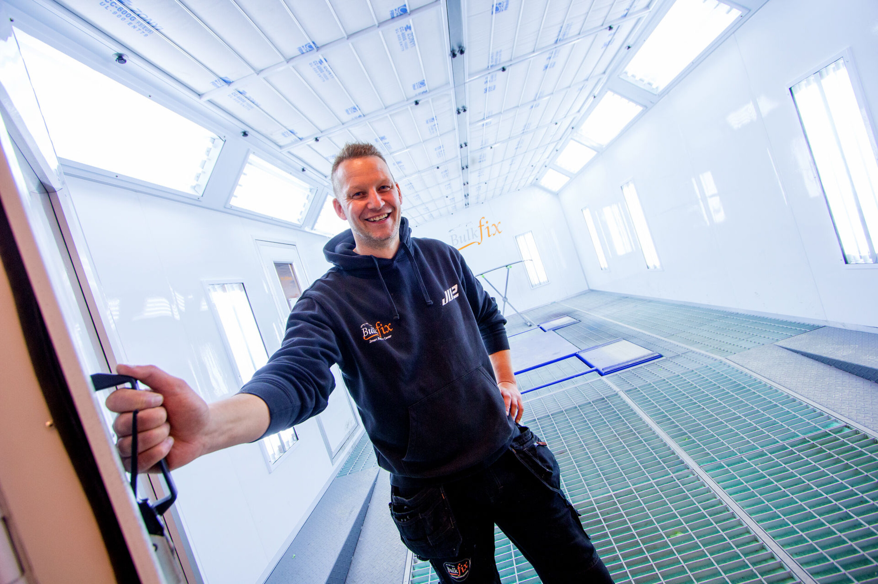 - Vi har gjort en stor investering i en topp moderne lakkboks som har god nok plass til varebiler. Faktisk har vi tatt over lokalene til naboen for å få plass, sier Bulkfix-sjef Reidar Aune.