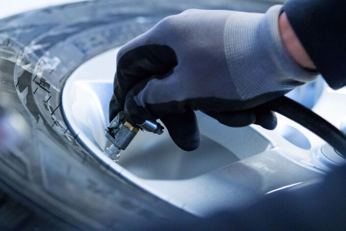 <span class=" italic" data-lab-italic_desktop="italic"><span class=" font-weight-bold" data-lab-font_weight_desktop="font-weight-bold">LUFTTRYKK:</span> Er viktig for å sikre bilen optimale kjøreegenskaper, sikkerhet og drivstofføkonomi.</span> <span class=" italic" data-lab-italic_desktop="italic"><span class=" font-weight-bold" data-lab-font_weight_desktop="font-weight-bold">LUFTTRYKK:</span> Er viktig for å sikre bilen optimale kjøreegenskaper, sikkerhet og drivstofføkonomi.</span>