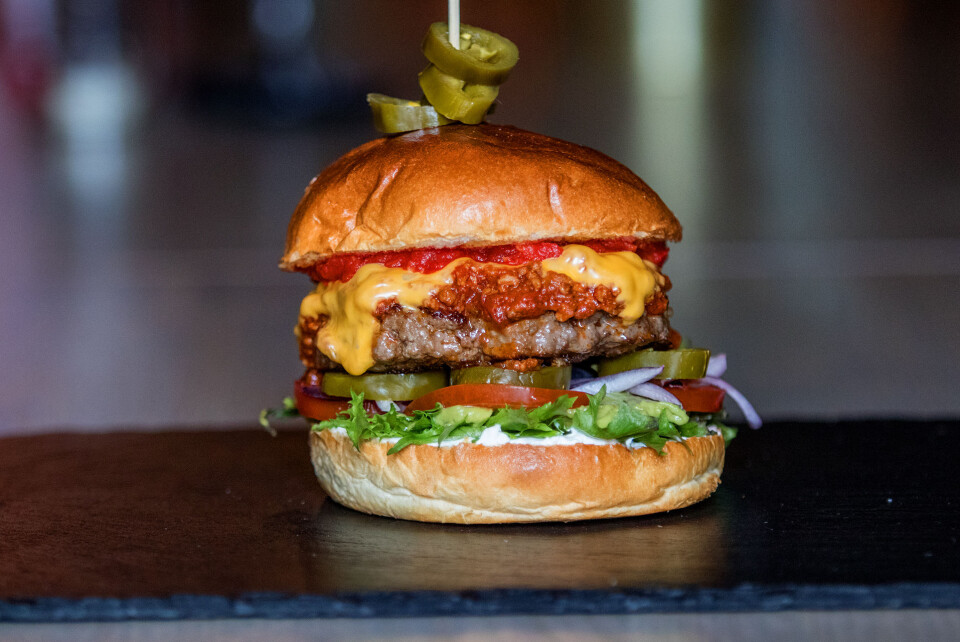 Hamburgeren er håndlaget fra bunnen av, med egenblandet kjøttmiks av høy kvalitet fra lokale Axel Andersen. - Vi bruker en chili concarne kjøttsaus som trekker i åtte timer, og et briochebrød med mye smør, forteller kjøkkensjef Rune Skogstad.