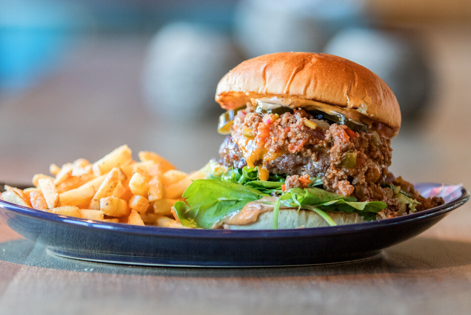 Den italienske «dineren» øverst på torget har virkelig lagt sjela i gourmetburgere, og trekker frem «Chiliburger» som en favoritt.