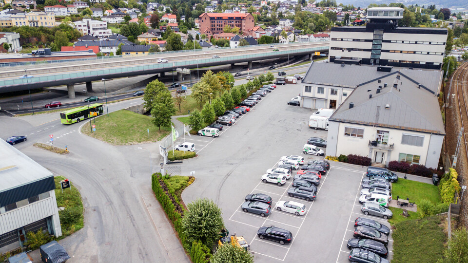 LOKALT: Du finner Ganske Enkelt (til høyre i bildet) ved avkjøringen til Fjordparken under motorveibrua.