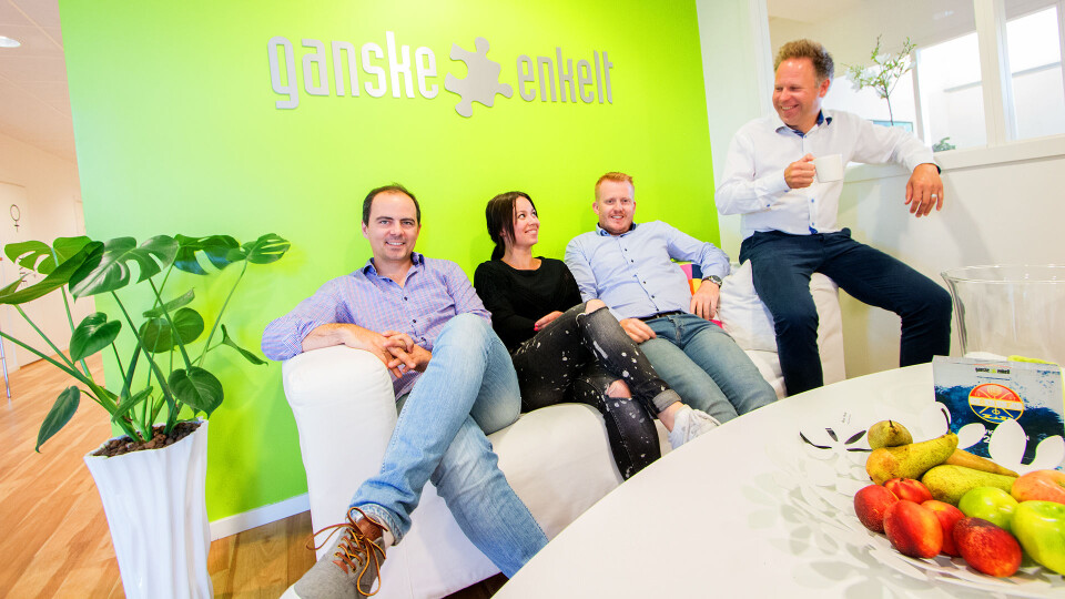 GODT HUMØR: Fra venstre Fredrik Moen (rådgiver), Andrea Hanssen Bratås (kundeservicemedarbeider), Fredrik William Houlder (rådgiver) og Paal Werpen er fire av i alt 25 fremoverlente ansatte hos Ganske Enkelt.