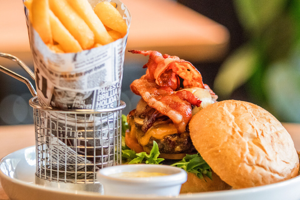 Restaurantens bestselger med det selvforklarende navnet går rett på sak, og har mye spennende under «panseret» utover biffkjøtt av storfe og bacon. En hjemmelaget trøffelbernaise-saus akkompagnert av smørstekt sopp, løk med et hint av timian og engelsk cheddarost, skal ifølge kjøkkensjef Piotr Marek Jasinski gi en burgeropplevelse man sent vil glemme.