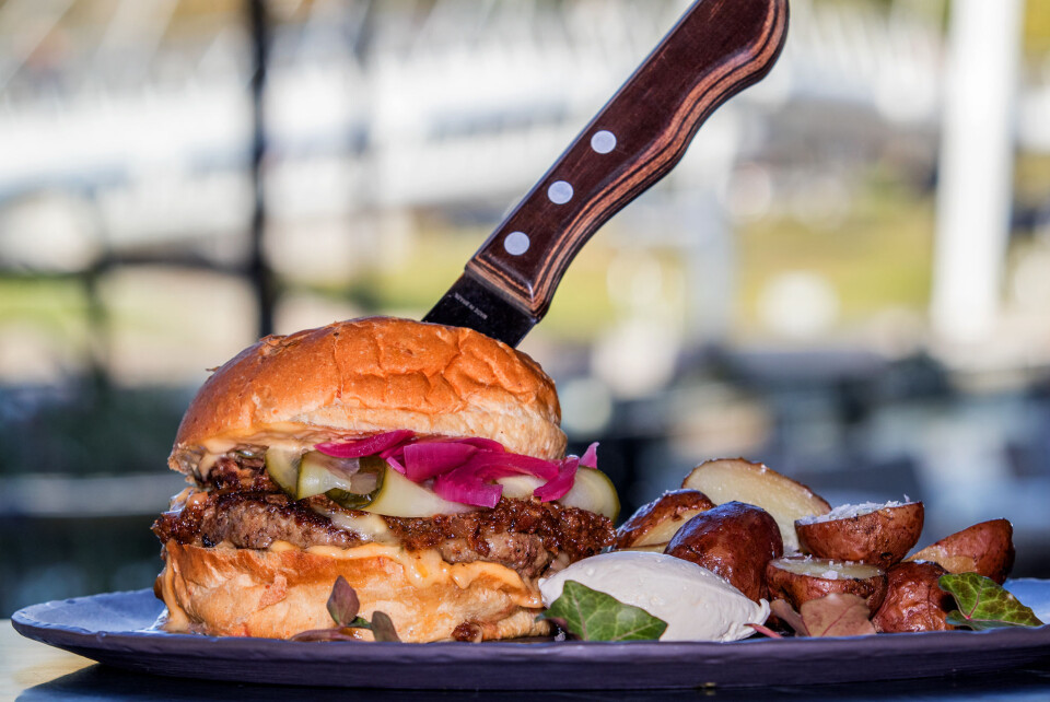 Hos kjøttspesialisten Slakt er naturligvis ingen ting overlatt til tilfeldighetene - heller ikke når det gjelder restaurantens gourmetburger. Her er kortreiste og lokale råvarer av ypperste klasse stikkordene.