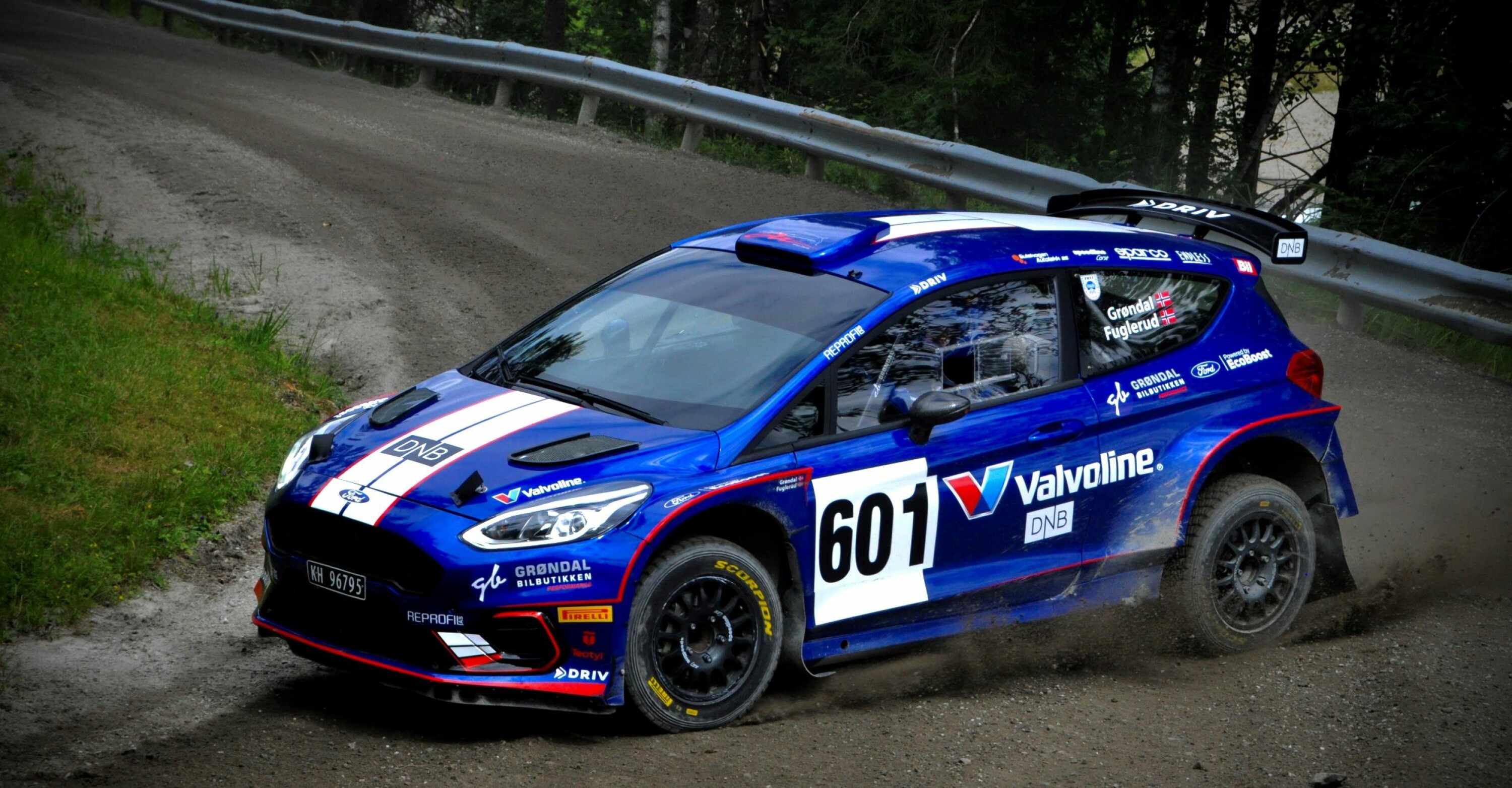 TOK INNERSVINGEN: Anders Grøndal i sin Ford Fiesta R5 rallybil ble raskest og leder nå NM-sammendraget.