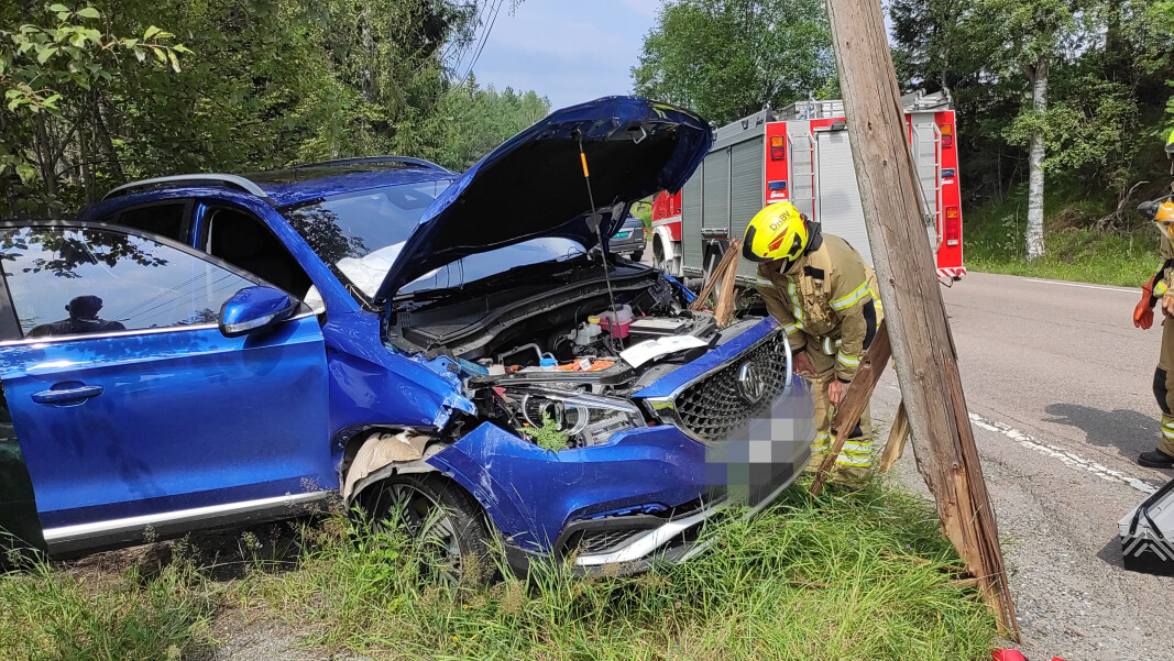BÅDE BIL OG LYKTESTOLPE ØDELAGT: Bilen, en MG elbil, fikk omfattende skader i krasjen. BÅDE BIL OG LYKTESTOLPE ØDELAGT: Bilen, en MG elbil, fikk omfattende skader i krasjen.