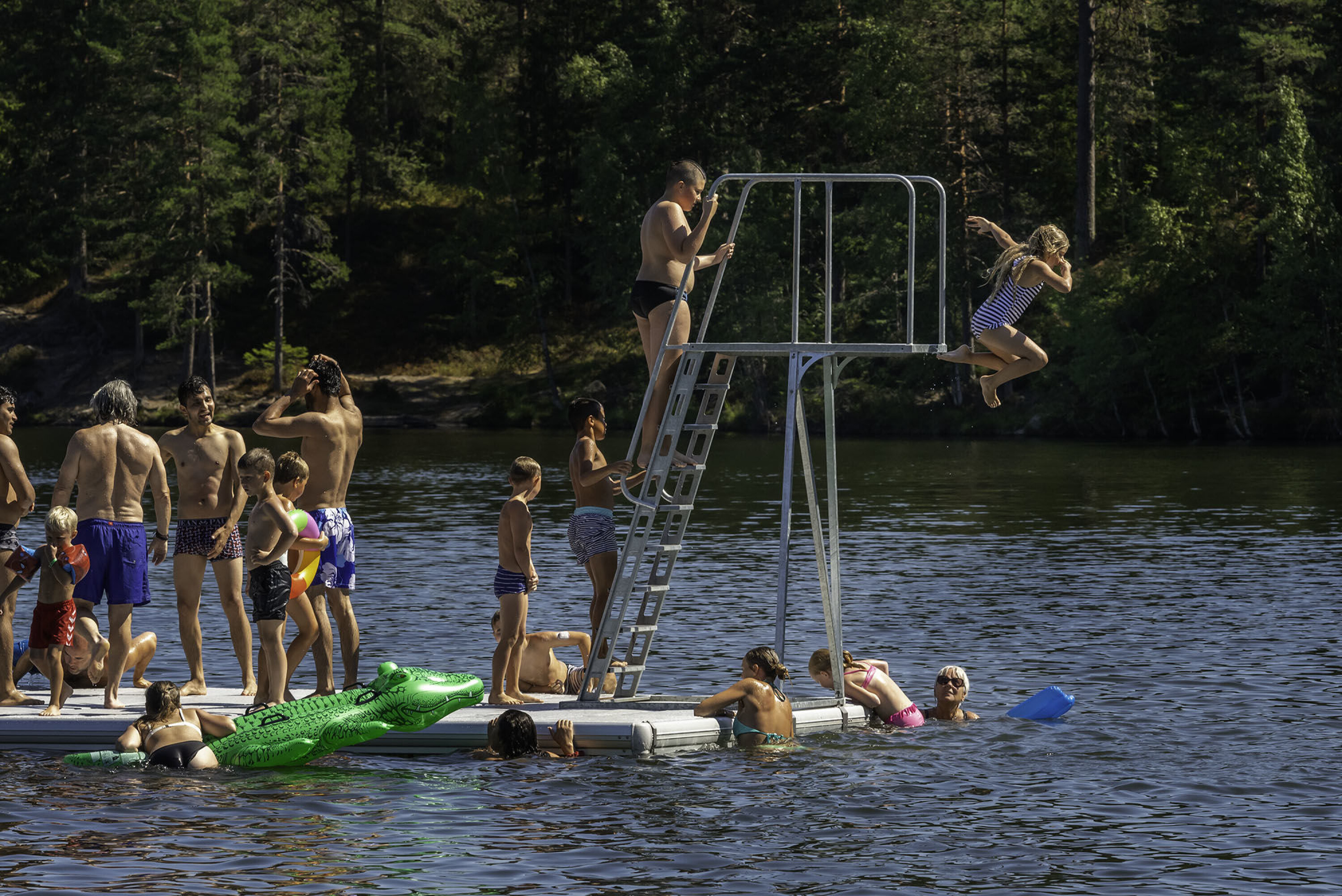 SOL OG SOMMER: Drammenserne valfartet til badeplassene torsdag. Her fra Landfalltjern tatt ved en tidligere anledning.