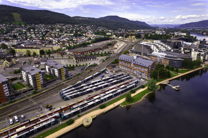 <span class=" italic" data-lab-italic_desktop="italic">Togparkeringen på Skamarken avvikles innen sommeren 2022 og får midlertidig oppholdstillatelse på nye spor i Nybyen (i bakgrunnen).</span> <span class=" italic" data-lab-italic_desktop="italic">Togparkeringen på Skamarken avvikles innen sommeren 2022 og får midlertidig oppholdstillatelse på nye spor i Nybyen (i bakgrunnen).</span>