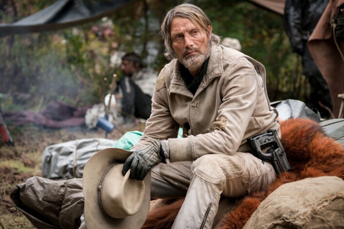 <span class=" italic" data-lab-italic_desktop="italic"><span class=" font-weight-bold" data-lab-font_weight_desktop="font-weight-bold">PUST I BAKKEN:</span> Mads Mikkelsen har en mystisk aura over seg som dessverre ikke er nok</span> <span class=" italic" data-lab-italic_desktop="italic"><span class=" font-weight-bold" data-lab-font_weight_desktop="font-weight-bold">PUST I BAKKEN:</span> Mads Mikkelsen har en mystisk aura over seg som dessverre ikke er nok</span>