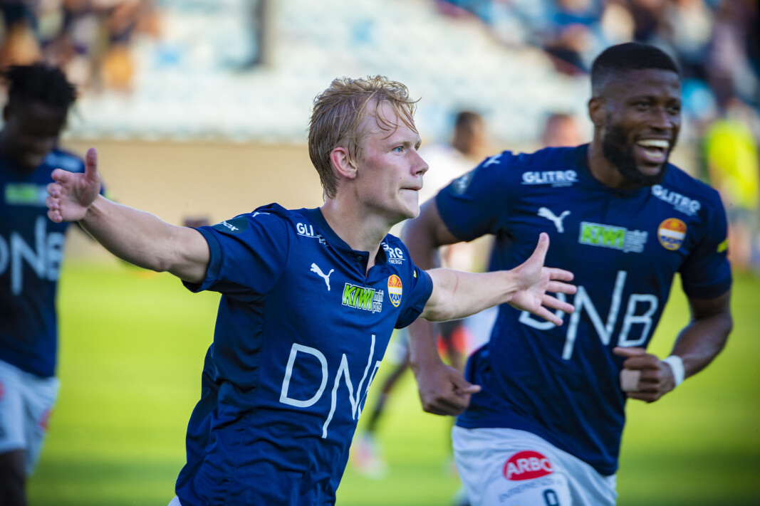 FEIRET FØRSTE SCORING: Tobias Fjeld Gulliksen (18) fra Konnerud. FEIRET FØRSTE SCORING: Tobias Fjeld Gulliksen (18) fra Konnerud.