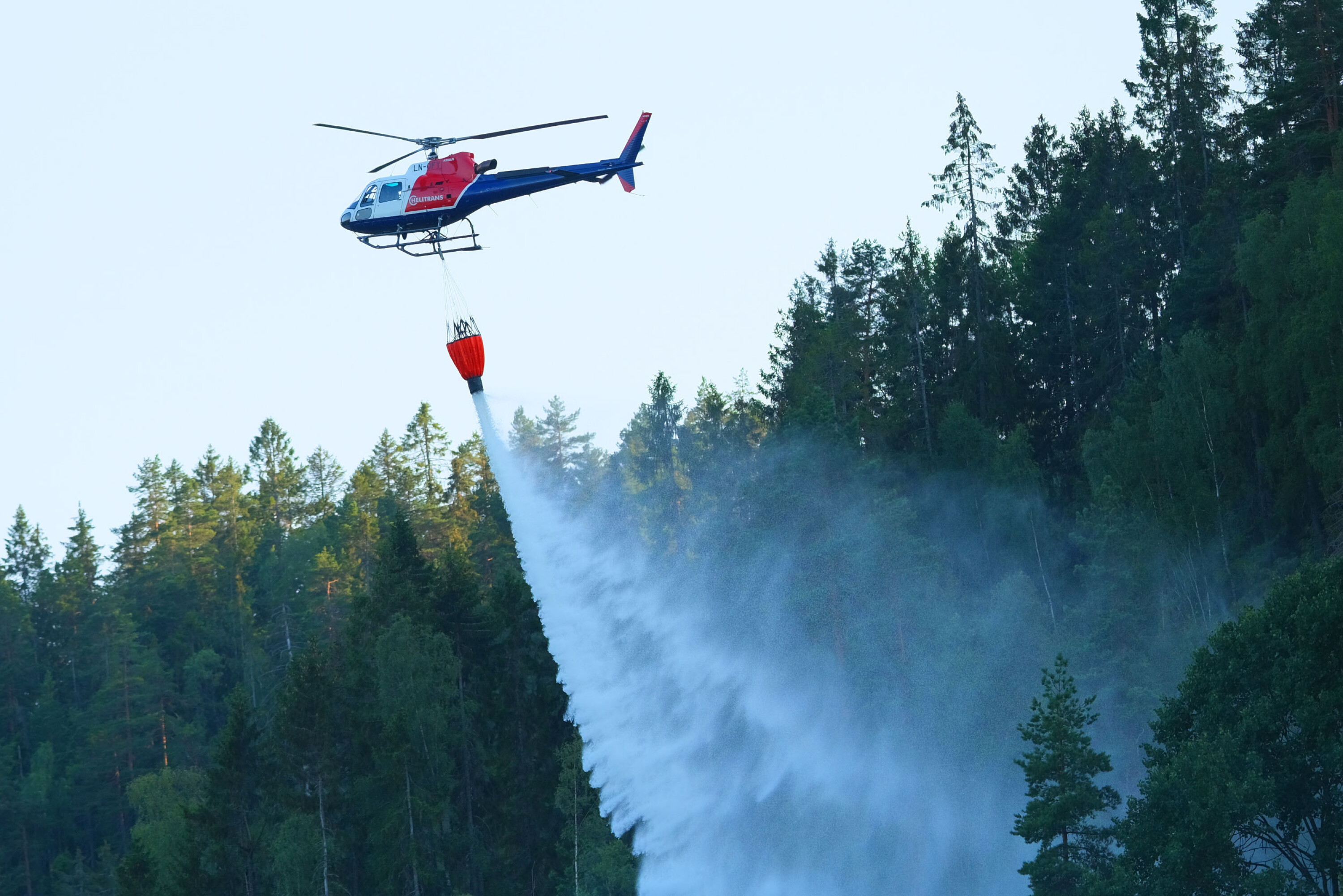 DYNKET MED VANN: Skogbrann-helikopteret ble avgjørende i slukkearbeidet.