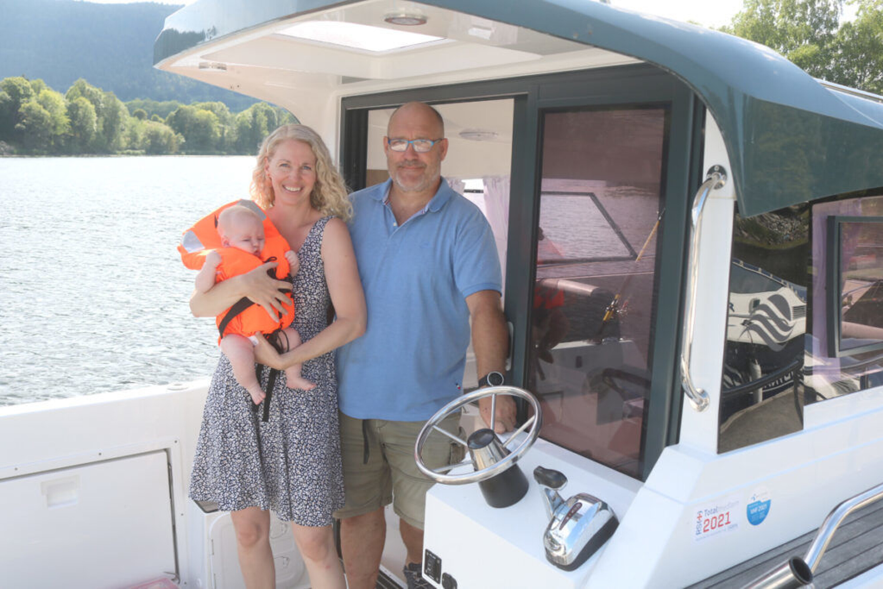 Endelig kunne Robert ta med samboer Nina og datteren Nora på båttur igjen etter at han fredag hentet sin stjålne båt i Holmestrand.