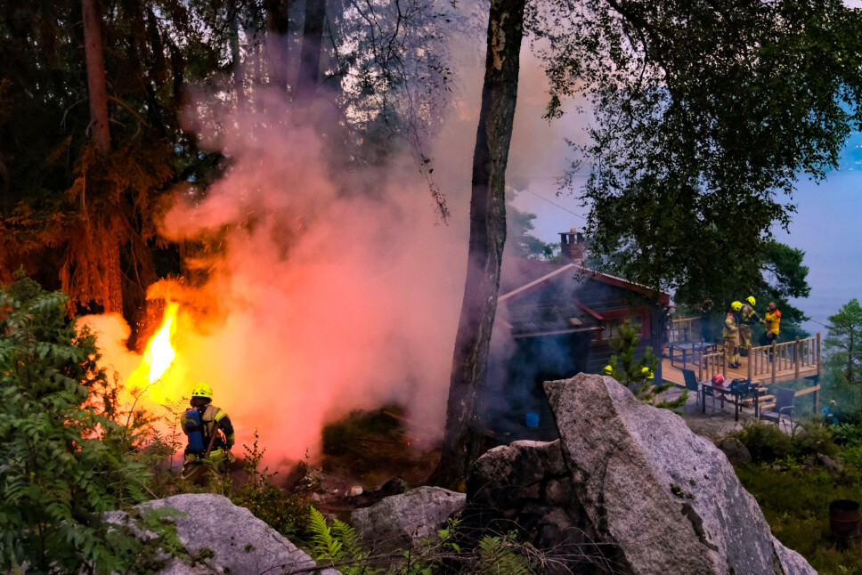FULL FYR: Her i en bygning knyttet til hytte overfor Jordfallbukta ved Nesbygda mandag kveld.