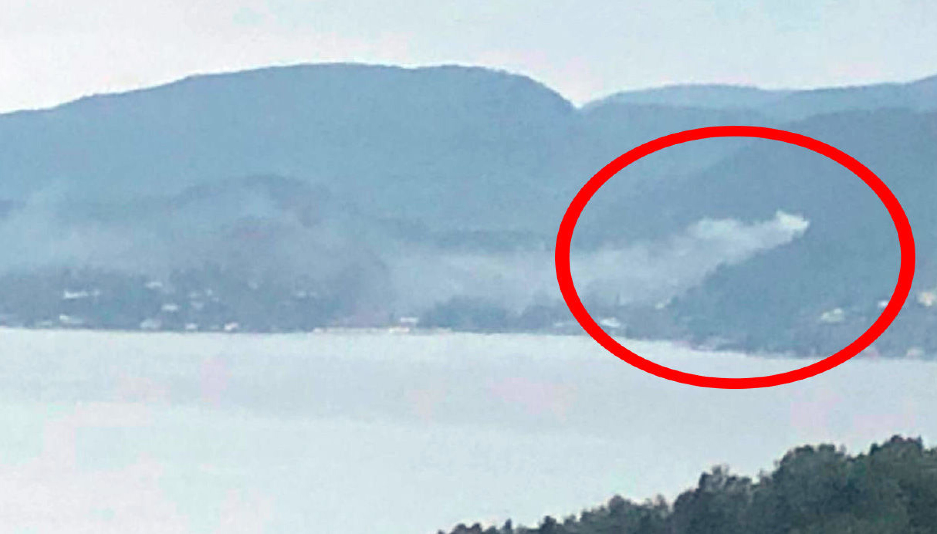 BRANN I TERRENGET: Her fra motsatt side av fjorden, over mot Jordfallbukta.