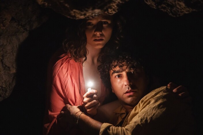 <span class=" italic" data-lab-italic_desktop="italic"><span class=" font-weight-bold" data-lab-font_weight_desktop="font-weight-bold">Søskenparet Capa (Thomasin McKenzie og Alex Wolff):</span> Noe skummelt lusker i mørke</span> <span class=" italic" data-lab-italic_desktop="italic"><span class=" font-weight-bold" data-lab-font_weight_desktop="font-weight-bold">Søskenparet Capa (Thomasin McKenzie og Alex Wolff):</span> Noe skummelt lusker i mørke</span>